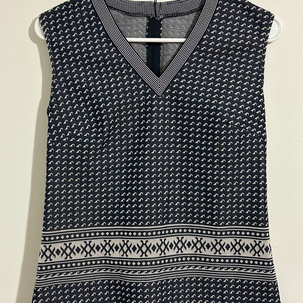 V-neck ski patterned knit top